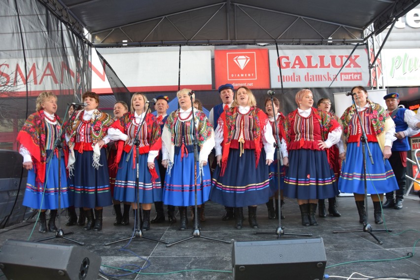 26. Finał WOŚP w Kielcach. Grali z sercem dla serc i na ludową nutę. Nikt nie żałował grosza dla dzieci na scenie Starostwa Powiatowego