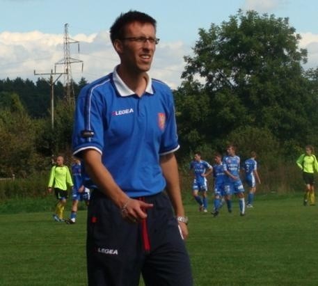 Trener zespołu juniorów Narwi, Marcin Grabowski.