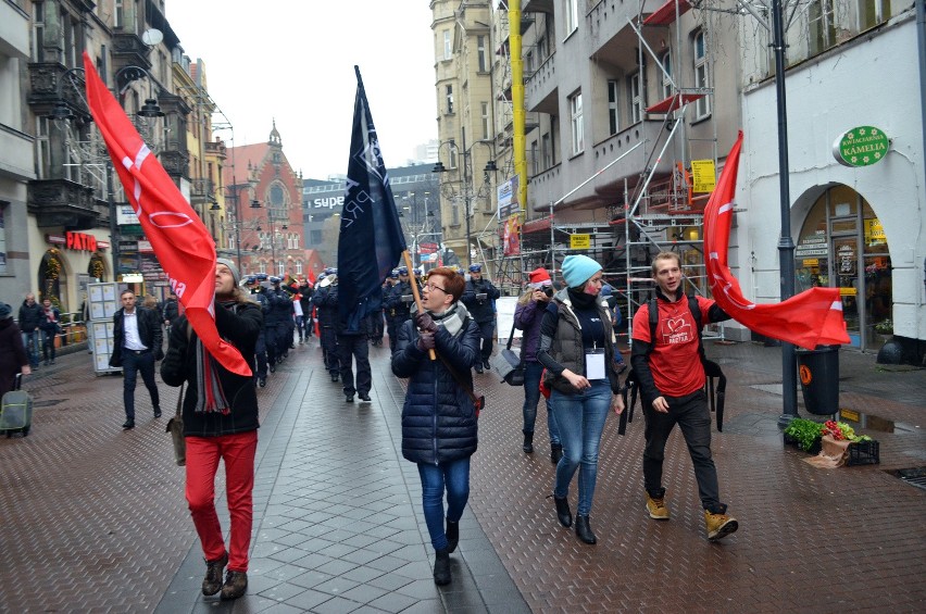 Marsz Szlachetnej Paczki w Katowicach ZDJĘCIA Baza rodzin Szlachetnej Paczki otwarta