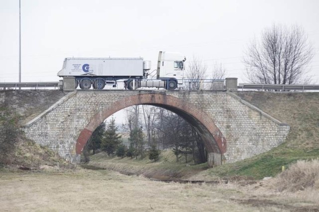 Drogowcy wymienią nadwyrężoną konstrukcję mostu, zrobią nową podbudowę jezdni oraz położą nowy asfaltowy dywanik. Prace rozpoczną się wiosna i zakończą jesienią.