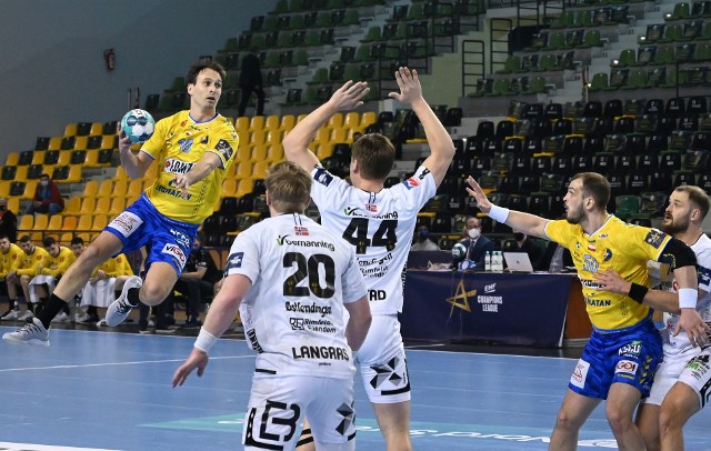 Rozgrywki Ligi Mistrzów 2022/23 piłkarze ręczni Łomży Industrii Kielce rozpoczną meczem z norweskim Elverum Handball (na zdjęciu w białych strojach). Nie wiadomo jeszcze jednak, czy kielczanie rozegrają to spotkanie u siebie, czy na wyjeździe.