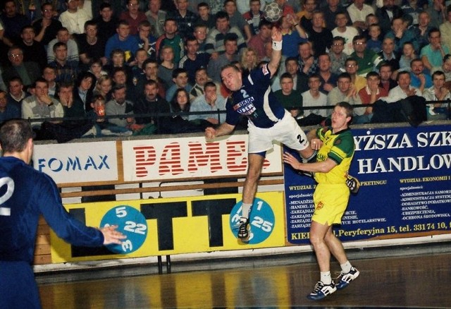 Na bramkę Celje rzuca jedyny zawodnik, który grał w kieleckim zespole w 1999 roku i gra dzisiaj &#8211; Mariusz Jurasik.