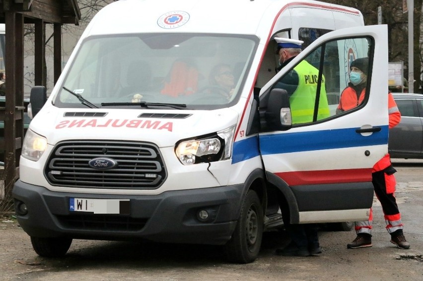 Wypadek na Grabiszyńskiej. Karetka jadąca na sygnale potrąciła kobietę na pasach [ZDJĘCIA]