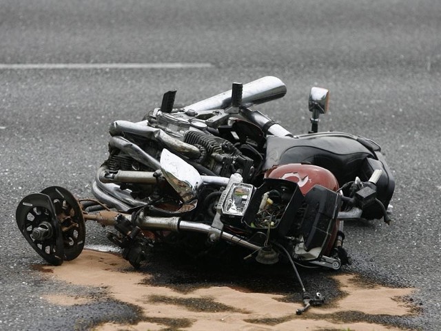 Śmiertelny wypadek motocyklistyZe wstepnych ustalen policji wynika ze kierowca fiata uno nie ustąpil pierwszenstwa jadącemu prawidlowo motocykliście.