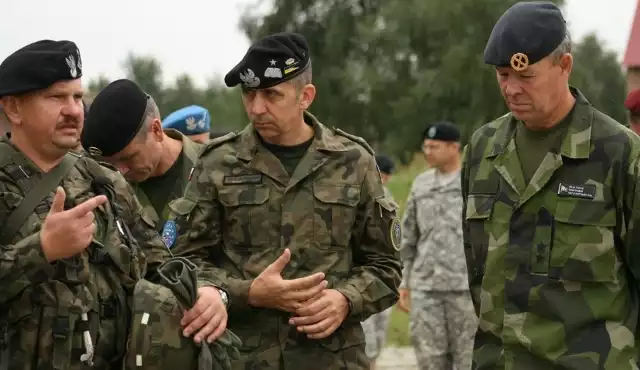 Dowódca Wojsk Lądowych Szwecji gen. dyw. Berndt Grundevik (z prawej) razem z dowódcą "siedemnastej&#8221; gen. bryg. Sławomirem Wojciechowskim (w środku_ oraz dowódcą 1. batalionu piechoty zmotoryzowanej ppłk Tomaszem Biedziakiem (z lewej).