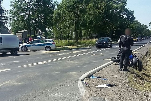 Wypadek na DK 15 w Gronowie pod Toruniem. Motocyklista uderzył w tył auta. Stracił prawo jazdy