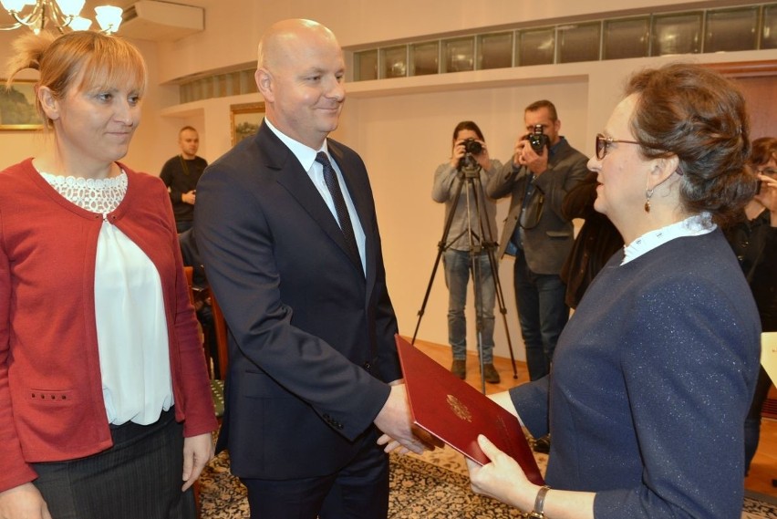 Nowe miasta w regionie świętokrzyskim. Włodarze odebrali listy gratulacyjne