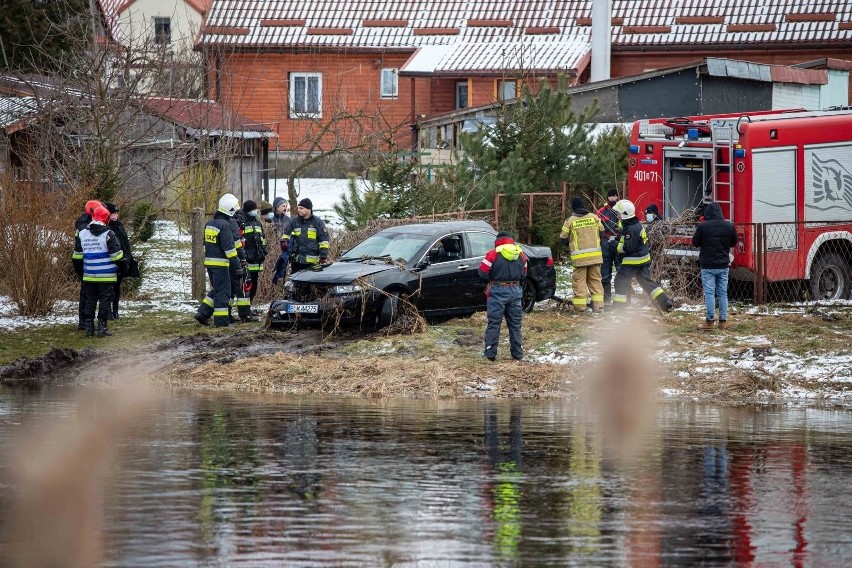 Tykocin: Wjechał do rzeki Narew tuż obok mostu. Kontakt utrudniony, nurkowie szukali innych osób. Auto udało się wyciągnąć