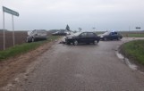 Wypadek na skrzyżowaniu Tybory Żochy - Markowo Wólka. Zderzenie toyoty i volkswagena. Jedna osoba ranna 