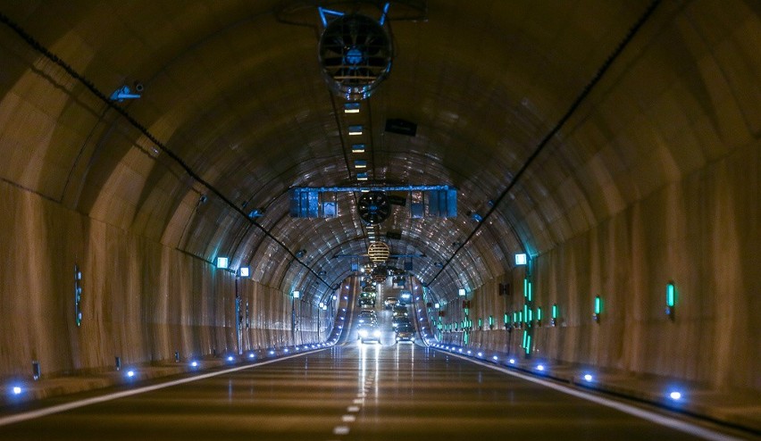 Tunel ma długość 1,4 km. Znajdują się w nim dwie nitki po...