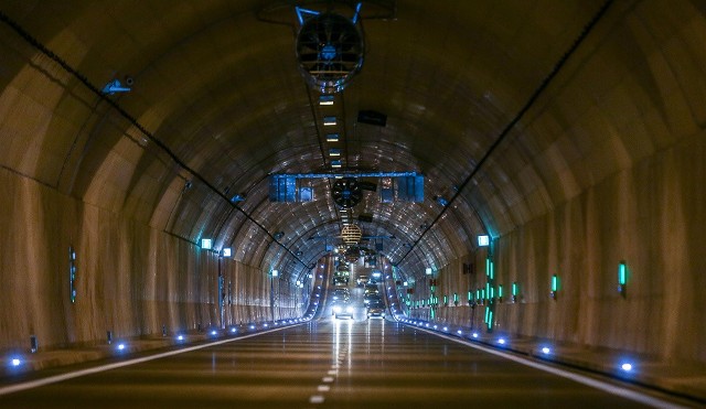 Tunel ma długość 1,4 km. Znajdują się w nim dwie nitki po dwa pasy ruchu. Obiekt jest elementem trasy prowadzącej od gdańskiego lotniska do mostu wantowego / Karolina Misztal