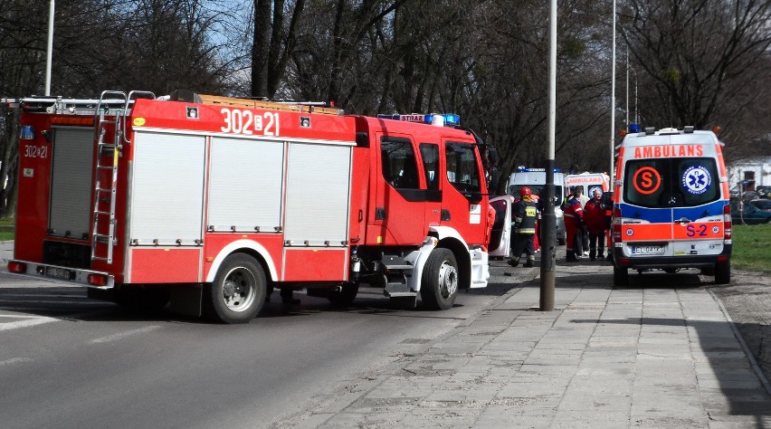 Wypadek na Północnej w Łodzi. Zderzenie 4 samochodów, 3 osoby ranne [ZDJĘCIA]