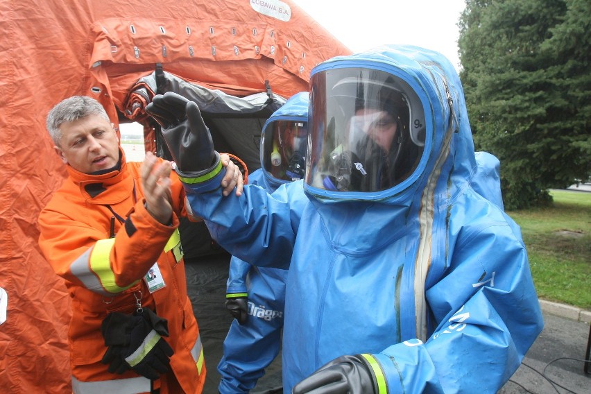 W Pyrzowicach służby gotowe są na  starcie z ebolą. Gorzej z podróżnymi [ZDJĘCIA]