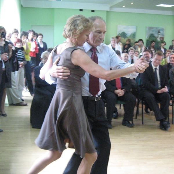 Taniec to ruch, a każda aktywność fizyczna służy naszemu zdrowiu - podkreśla dr  Zdzisław Juszczyk. Na zdjęciu tańczy z pielęgniarką przełożoną  Wandą Fassą.