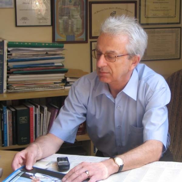 Profesor Zbigniew Lew-Starowicz  - jest doktorem habilitowanym nauk medycznych (psychiatria), dziekanem Wydziału Rehabilitacji (od 1999 roku) oraz wykładowcą na wydziale psychologii w Wyższej Szkole Finansów i Zarządzania w Warszawie. 