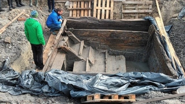 Są pieniądze na zabezpieczenie i ekspozycję drewnianej mykwy odnalezionej podczas prac archeologicznych na bulwarach w Oświęcimiu