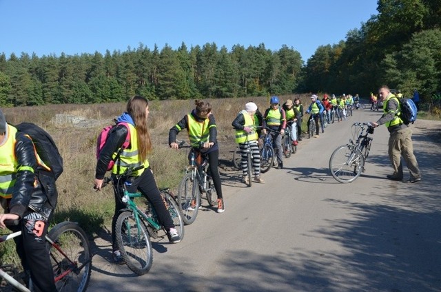 Rowerzyści jechali w kamizelkach przekazanych im przez Wojewódzki Ośrodek Ruchu Drogowego w Radomiu.   