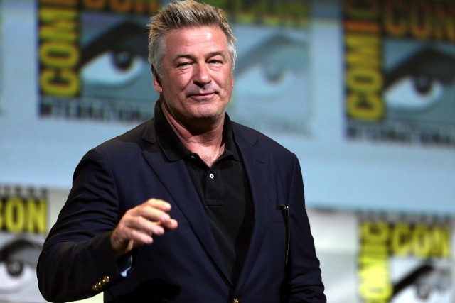 Alec Baldwin w 2021 roku nieumyślnie zastrzelił kobietę na planie filmu