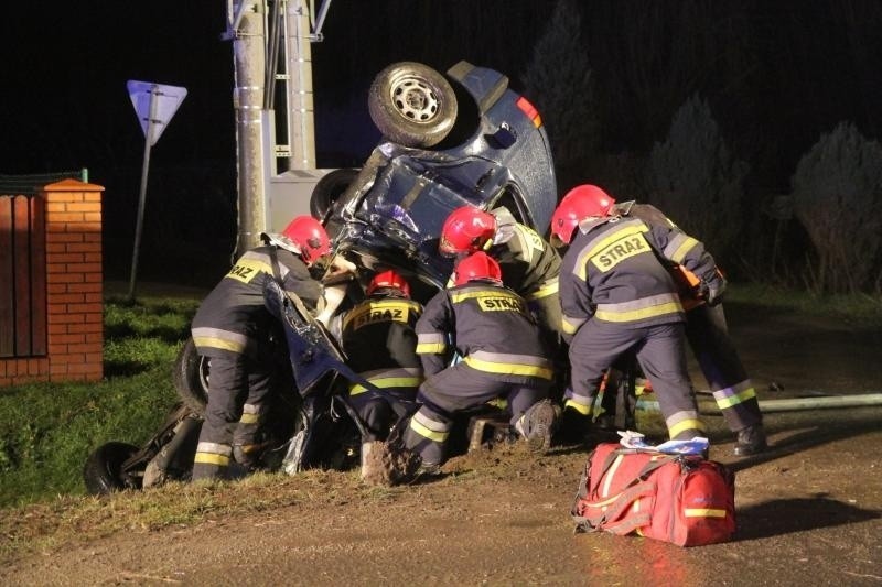 Groźny wypadek na Wilkszyńskiej. Samochód w pionie. Kierowca i pasażer pijani (ZDJĘCIA)