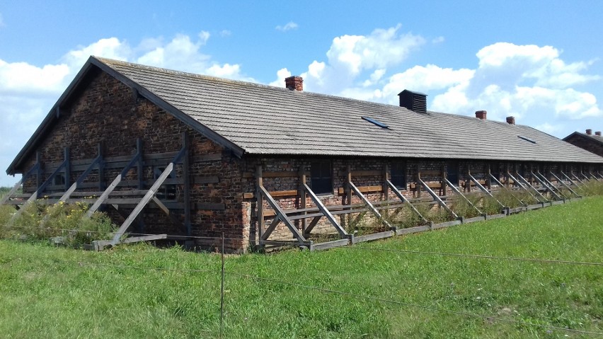 Turyści niszczą poobozowe mury w Auschwitz-Birkenau bezmyślnie bazgrząc