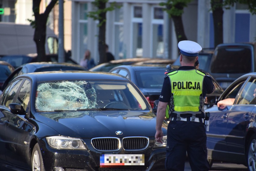 Wypadek na Sienkiewicza: BMW potrąciło pieszego przy przystankach obok Białówny (zdjęcia)