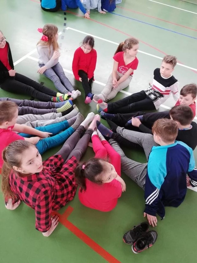 W Szkole Podstawowej nr 3 w Nowej Soli 21 marca 2019 r. odbyła się akcja, która ma uświadomić uczniom, że wprawdzie różnimy się, ale wszyscy jesteśmy piękni. Założenie tego dnia dwóch różnych skarpetek to znak, że integrujemy się z osobami z zespołem Downa. POLECAMY:https://gazetalubuska.pl/rodzina-500-plus-gowin-zamiast-500-zl-na-pierwsze-dziecko-wolalbym-1000-na-trzecie-zobacz-co-moze-zmienic-sie-programie-500-plus/ar/13984531#strefa-biznesu