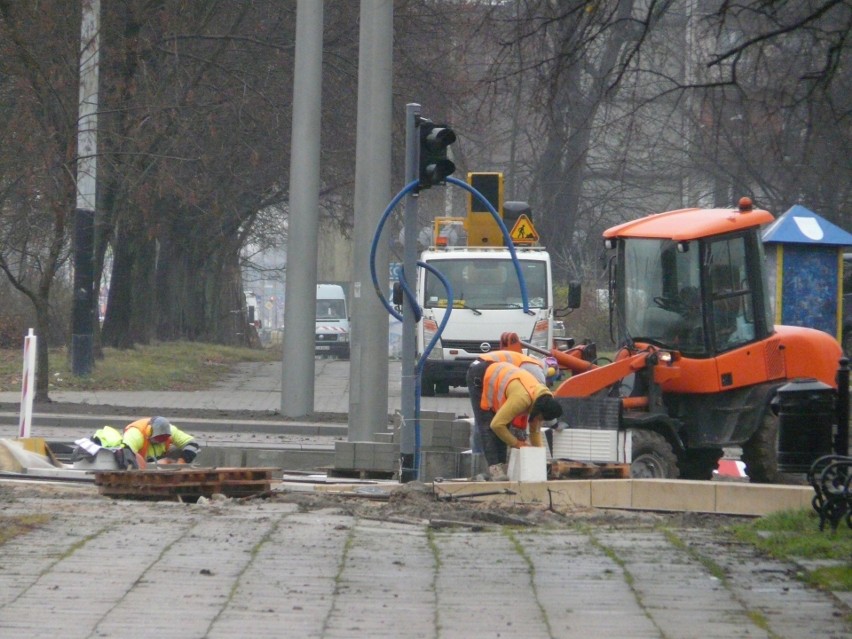 Remont pętli przy ul. Wiejskiej i torowiska wzdłuż ul. Łaskiej. Postęp prac. ZDJĘCIA