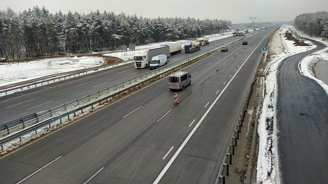 Autostrada A1 od Częstochowy do Tuszyna będzie miała po trzy pasy ruchu w każdym kierunku. Do końca roku z budowanych 81 kilometrów ma być oddanych 56 km tej trasy. w tym 17 w Śląskiem