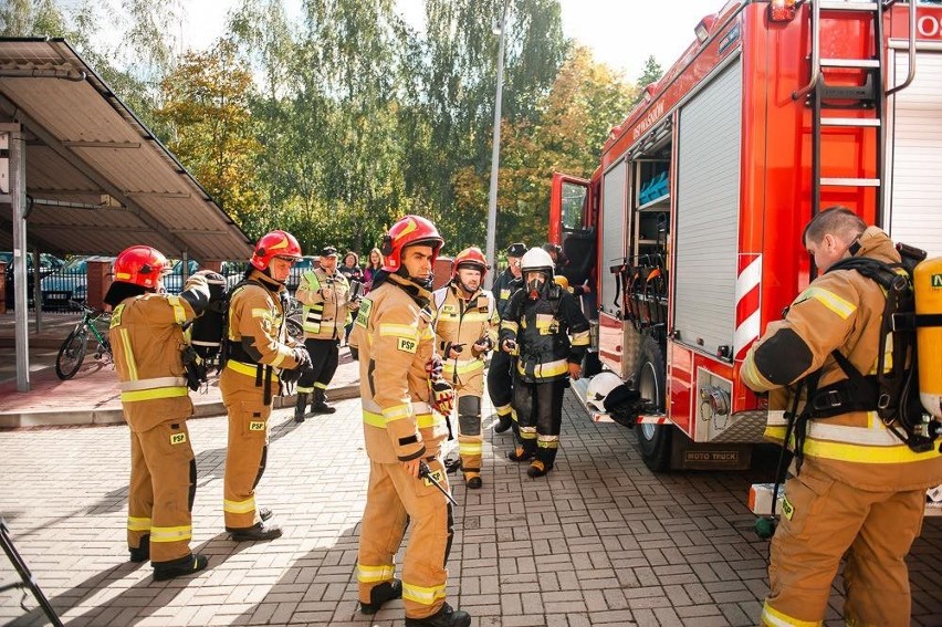 Płonie szkoła, ranne dzieci, poszukiwania zaginionego i chemiczne zagrożenie - strażackie ćwiczenia w Waśniowie. Zobaczcie zdjęcia