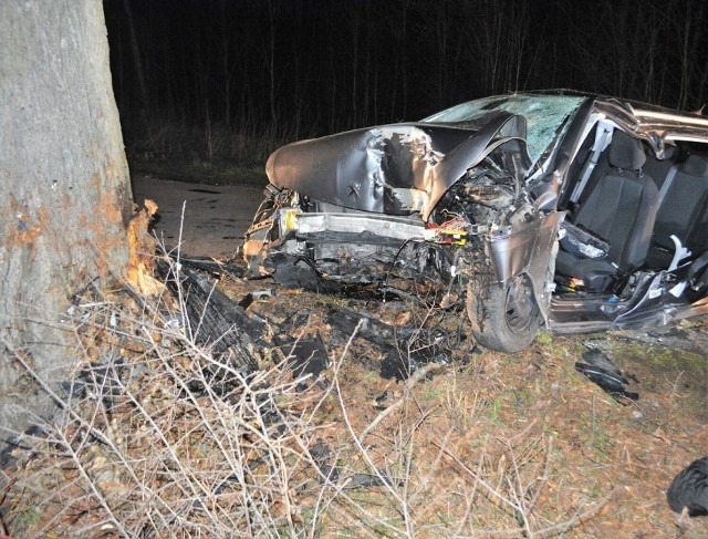35-letni kierowca zjechał z drogi i uderzył w przydrożne drzewo