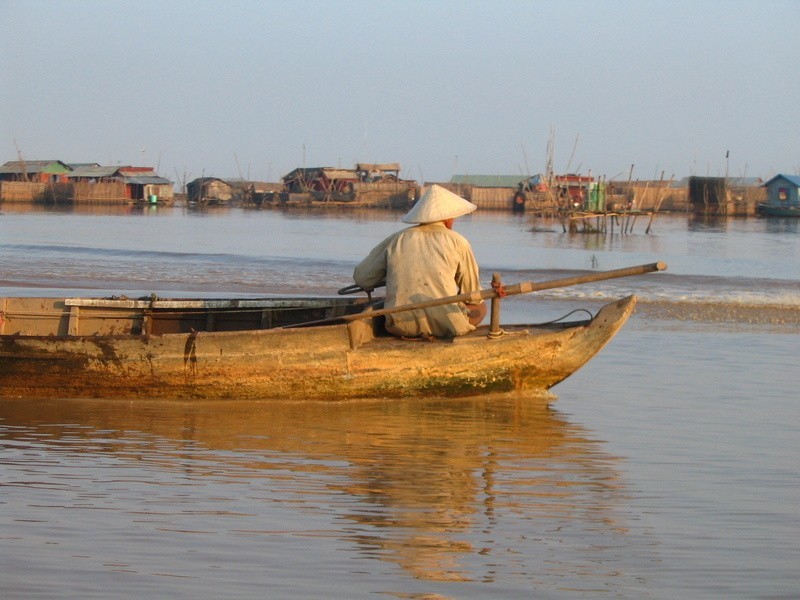 Rybak na jeziorze Tonle Sap