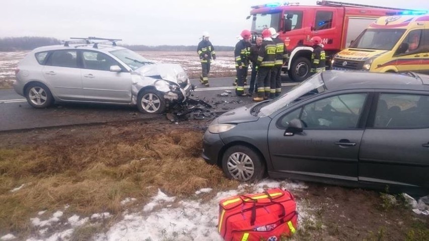 Wyprzedzał na podwójnej ciągłej. Dwie osoby trafiły do...