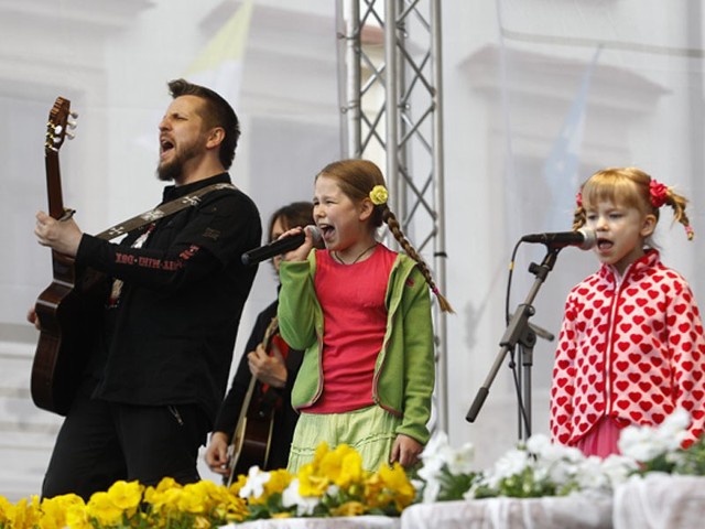 Arka Noego w Rzeszowie Koncert Arki Noego oraz symboliczne wypuszczenie golebi na Rynku w Rzeszowie uświetnil dzien beatyfikacji Jana Pawla II.