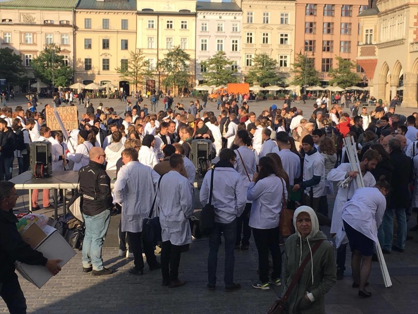 Kraków. Wspierają rezydentów na Rynku Głównym