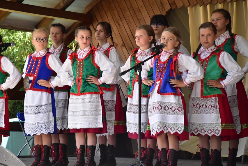 Święto Folkloru Kurpiowskiego w Zawadach w gminie Baranowo. 9 lipca 2023. Zdjęcia