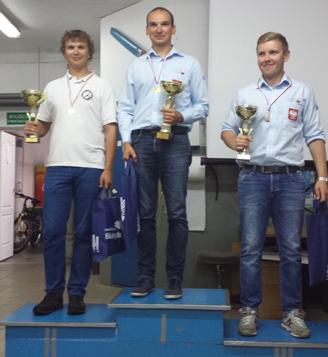 Jan Jawornik (pierwszy z lewej) z Aeroklubu Kieleckiego został szybowcowym wicemistrzem Polski juniorów.