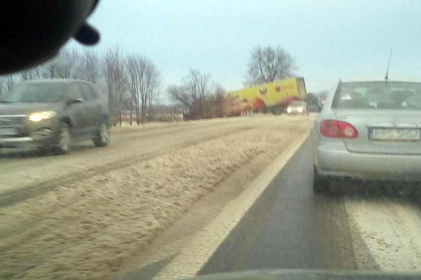 Za Trzcianą, w miejscu gdzie zawiewa śnieg, wyrzuciło tira z...