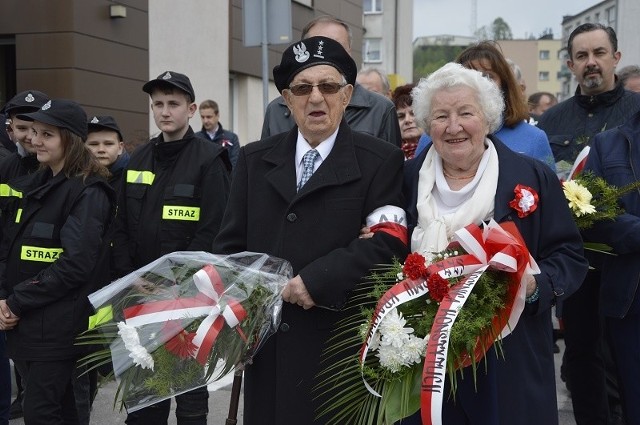 Na tegorocznych uroczystościach również była obecna Teresa Znojek. Wraz z nią złożył kwiaty kombatant, porucznik Zdzisław Morawiec.