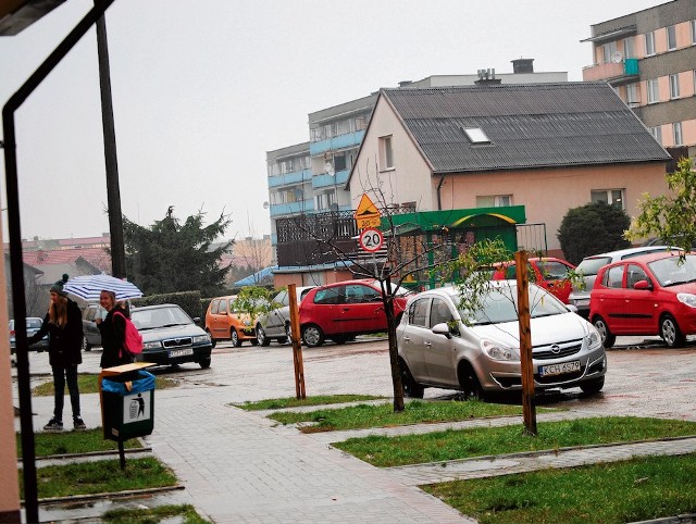 Mieszkańcy nie czują się bezpiecznie nawet w dzień. Dziewczęta chodzą do szkoły parami