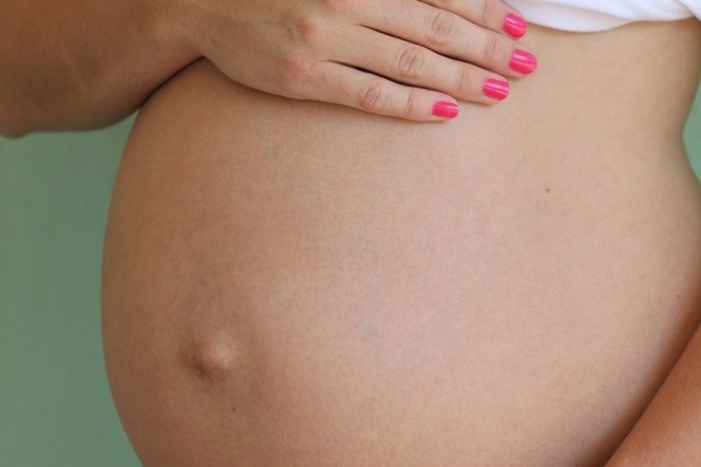 Gdy ciąża zakończy się rozwiązaniem przez cesarskie cięcie, młoda mama powinna odpowiednio zająć się blizną po tym zabiegu.