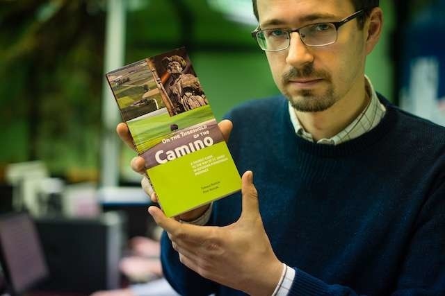 Na zdjęciu nasz redakcyjny kolega Tomasz Bielicki z przewodnikiem „U progu Camino” w wersji anglojęzycznej