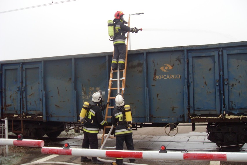 Płonący pociąg pędził po torach w Januszowicach w gminie Gnojno. Strażacy w akcji [ZDJĘCIA]