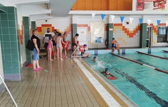 Uczniowie z całej gminy Skaryszew w wakacje mają lekcje pływania.