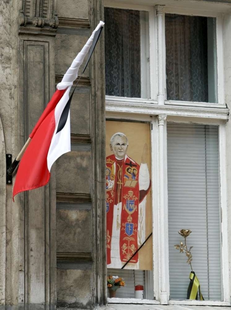 Kanonizacja Jana Pawła II: Polacy wywieszają flagi w oknach