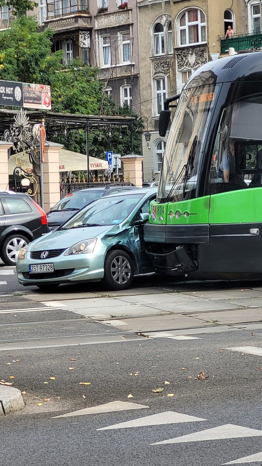 Kolizja tramwaju i osobówki w centrum Szczecina. Są utrudnienia w ruchu