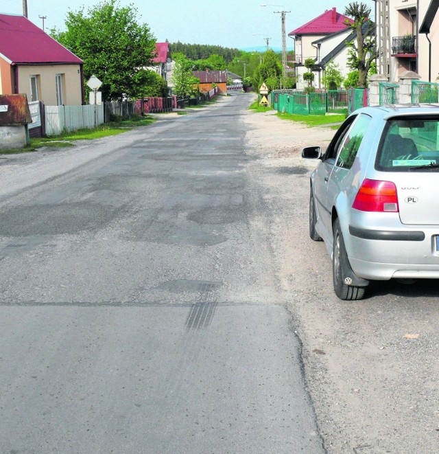 Mieszkańcy Gruszczyna domagają się od władz powiatu budowy chodnika i obustronnego odwodnienia przy głównej drodze we wsi, która będzie niebawem remontowana.