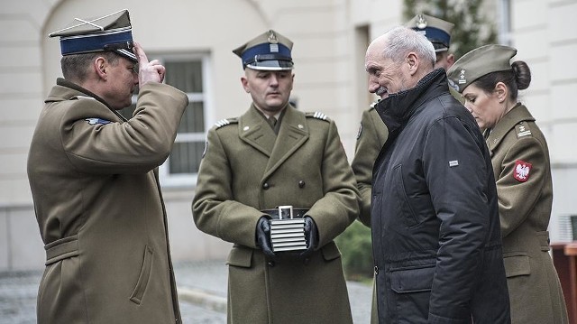 Minister Antonii Macierewicz i płk Bartoszek (po lewej)