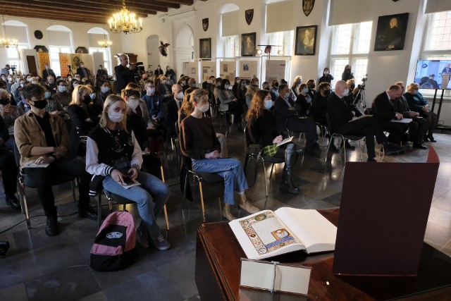Konferencja na temat toruńskiego manuskryptu odbyła się w Sali Mieszczańskiej toruńskiego Ratusza Staromiejskiego. Była transmitowana w internecie i tam można znaleźć jej zapis.