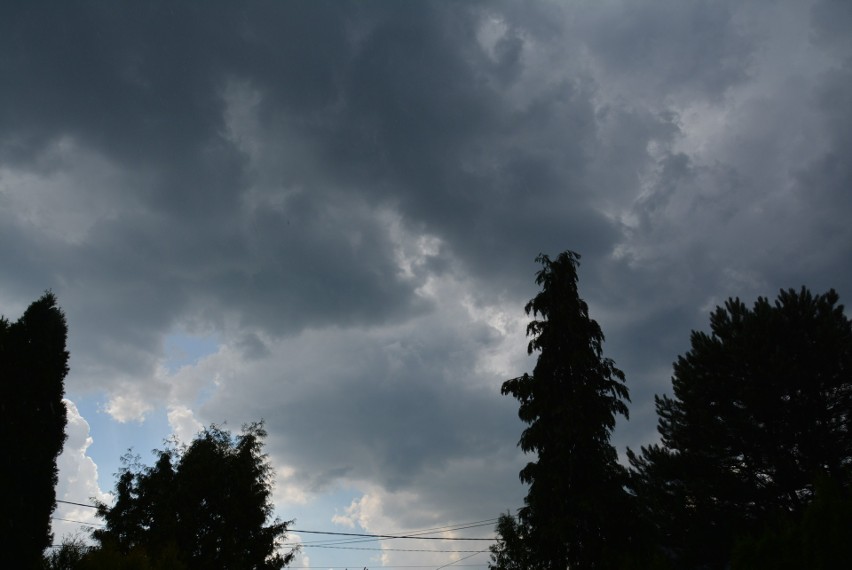 Nawałnica obecnie przesuwa się w centralną część regionu, w...