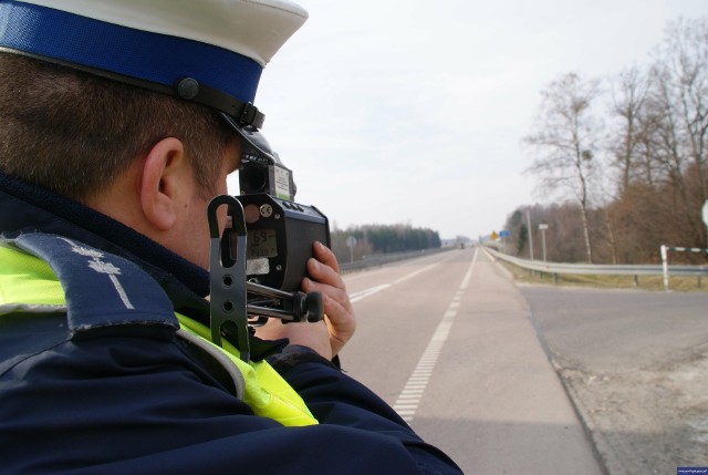 O 70 km/h przekroczył dozwoloną prędkość kierowca mercedesa zatrzymany przez policjantów bytowskiej drogówki. Mężczyzna w obszarze zabudowanym rozpędził się do 120 km/h. Na trzy najbliższe miesiące stracił prawo jazdy, a sprawa znajdzie swój finał w sądzie.